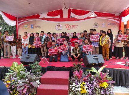 PUNCAK PERINGATAN HUT KE-72 UPT SMPN 1 GRESIK, HUT RI KE-79, DAN LAUNCHING KELAS OLIMPIADE